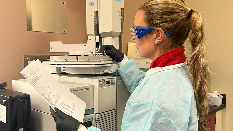 Zara Armental ’24 working in a lab.