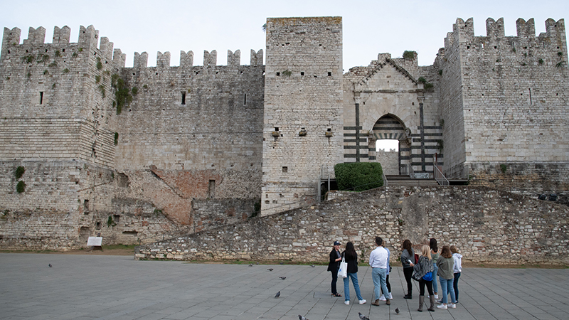 Prof. Jamie Slenker (left) leads a discussion with her students outside Castello dell'Imperatore.