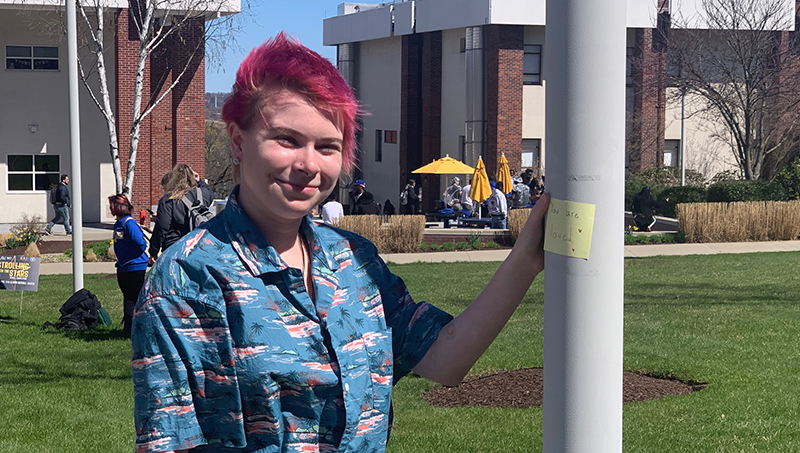 Mary Lippa ’23 leaves a sticky note near the Maxcy Quad