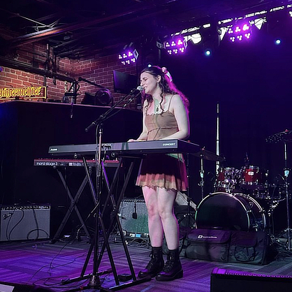 Jenna McIlwrath ’22 performing.