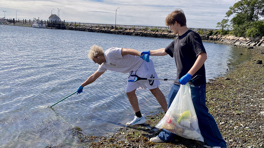 Students cleaning debris from ocean