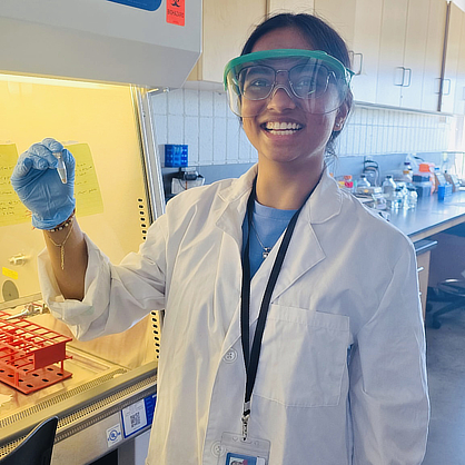 Pearl Patel ’27 in the lab