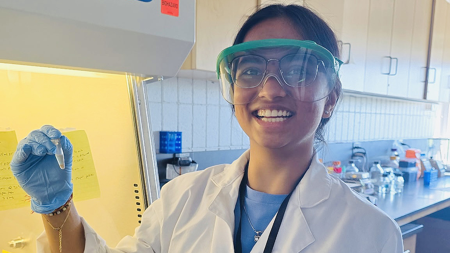 Pearl Patel '27 in laboratory