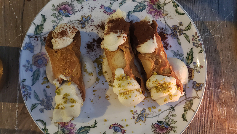 A cannoli.