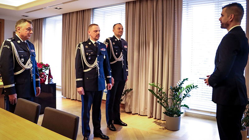 Patryk Jaroszkiewicz '16, '20 M.S. receiving the Silver Medal of Merit