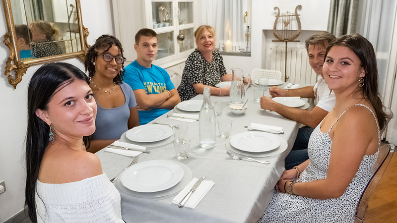 The students and the family ready for dinner. Left to right: Caterina Oderio, Fransheli Ventura ’23, Duccio Oderio, Camilla Biancalani, Marco Oderio, and Julia Sosnowski ’23.