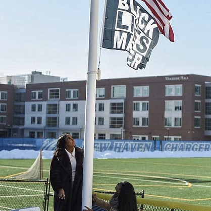 Saniyah J. Brinney mengibarkan bendera Black Lives Matter