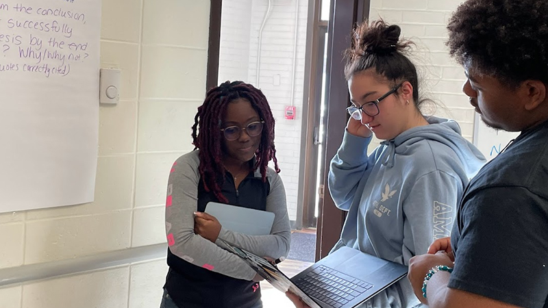 Shana-Kay Hyde ’27 collaborating with group for a seminar